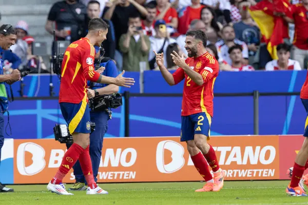 İspanya 'nın oyuncuları, İspanya ve Hırvatistan milli takımları arasında oynanan UEFA Euro 2024 maçında Dani Carvajal' ın attığı gol sonrasında Olympiastadion, Berlin, Almanya 'da (Maciej Rogowski)