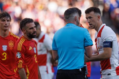 Dani Carvajal, Mike Oliver, Ivan Perisiç, İspanya ve Hırvatistan milli takımları arasında Olympiastadion, Berlin, Almanya (Maciej Rogowski) arasında oynanan UEFA Euro 2024 maçı sırasında)