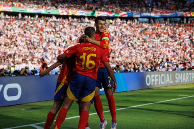 İspanya 'nın oyuncuları, İspanya ve Hırvatistan milli takımları arasında Olympiastadion, Berlin, Almanya' da oynanan 2024 UEFA Euro 2024 maçında gol attıktan sonra kutlama yaptılar (Maciej Rogowski))