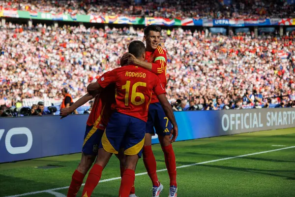 İspanya 'nın oyuncuları, İspanya ve Hırvatistan milli takımları arasında Olympiastadion, Berlin, Almanya' da oynanan 2024 UEFA Euro 2024 maçında gol attıktan sonra kutlama yaptılar (Maciej Rogowski))