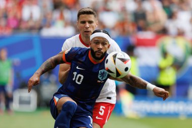 Jan Bednarek, Memphis Depay UEFA Euro 2024 maçı sırasında Polonya ve Hollanda milli takımları arasında Olympiastadion, Berlin, Almanya (Maciej Rogowski))