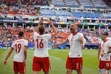 Polonya takımı, Polonya ve Hollanda milli takımları arasında Olympiastadion, Berlin, Almanya 'da oynanan 2024 UEFA Euro 2024 maçında gol attıktan sonra bunu kutluyor.)
