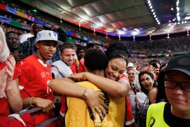 Dan Ndoye, İsviçre ve Almanya milli takımları arasında Almanya 'nın Frankfurt kentinde oynanan UEFA Euro 2024 maçında ailesiyle kutlama yaparken görüldü (Maciej Rogowski)