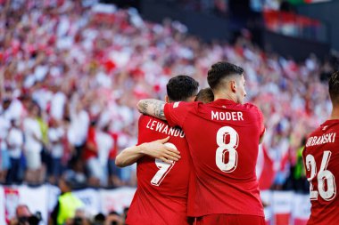 Polonya takımı, Fransa ve Polonya milli takımları arasında oynanan UEFA Euro 2024 maçında Almanya 'nın Dortmund kentindeki Signal Iduna Park' ta Robert Lewandowski 'nin gol üstüne gol attığı görüldü (Maciej Rogowski))