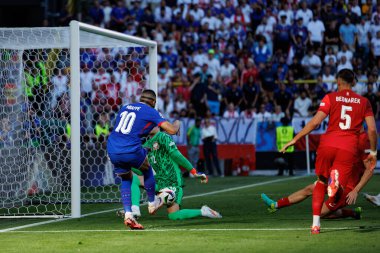 Lukasz Skorupski, UEFA Euro 2024 maçında Kylian Mbappe 'nin kurtarıcı atışını Fransa ve Polonya milli takımları arasında Signal Iduna Park, Dortmund, Almanya' da gördü (Maciej Rogowski)