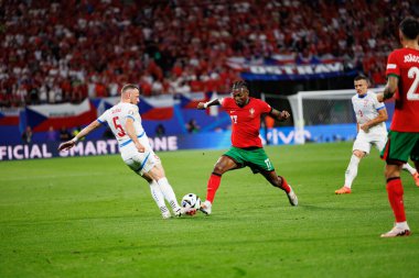 Vladimir Coufal, Rafael Leao UEFA Euro 2024 maçında Portekiz ve Çek Cumhuriyeti milli takımları arasında Red Bull Arena 'da (Maciej Rogowski)