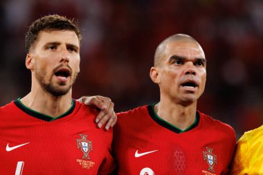 Ruben Dias, Pepe UEFA Euro 2024 maçında Portekiz ve Çek Cumhuriyeti milli takımları arasında Red Bull Arena 'da görüldü (Maciej Rogowski)