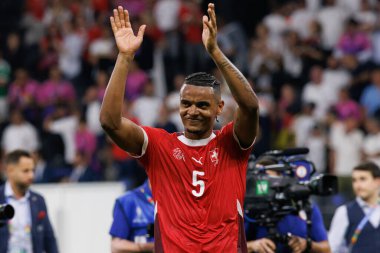 Manuel Akanji, İsviçre ve Almanya milli takımları arasında Deutsche Bank Park 'ta (Maciej Rogowski)