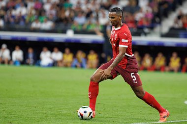 Manuel Akanji, İsviçre ve Almanya milli takımları arasında Deutsche Bank Park 'ta (Maciej Rogowski)