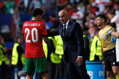 Joao Cancelo, Roberto Martinez UEFA Euro 2024 maçında Türkiye ve Portekiz milli takımları arasında Almanya 'nın Dortmund kentinde Signal Iduna Park' ta görüldü (Maciej Rogowski)