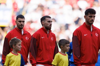 Orkun Kokcu (ortada) UEFA Euro 2024 maçında Türkiye ve Portekiz milli takımları arasında Signal Iduna Park, Dortmund, Almanya 'da görüldü (Maciej Rogowski))