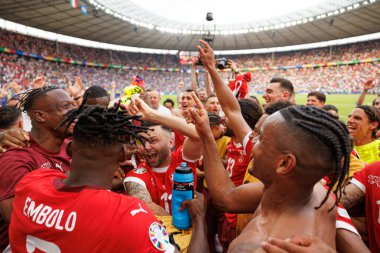 İsviçreli oyuncular, İsviçre ve İtalya milli takımları arasında oynanan 16 maçlık UEFA Euro 2024 karşılaşması sonrasında Olympiastadion, Berlin, Almanya 'da kutlama yaparken görüldü (Maciej Rogowski))