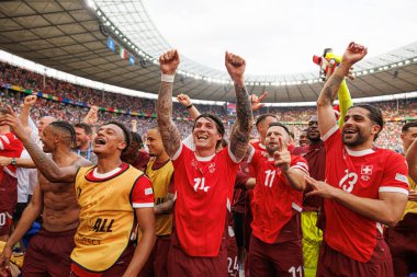 İsviçreli oyuncular, İsviçre ve İtalya milli takımları arasında oynanan 16 maçlık UEFA Euro 2024 karşılaşması sonrasında Olympiastadion, Berlin, Almanya 'da kutlama yaparken görüldü (Maciej Rogowski))