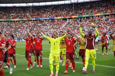 İsviçreli oyuncular, İsviçre ve İtalya milli takımları arasında oynanan 16 maçlık UEFA Euro 2024 karşılaşması sonrasında Olympiastadion, Berlin, Almanya 'da kutlama yaparken görüldü (Maciej Rogowski))