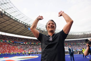 Murat Yakin, Almanya 'nın başkenti Berlin' de İsviçre ve İtalya milli takımları arasında oynanan 16 maçlık UEFA Euro 2024 raundunun ardından kutlama yaparken görüldü (Maciej Rogowski))