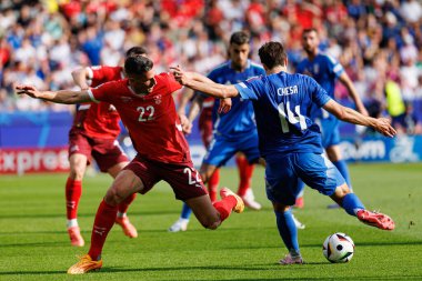 Fabian Schar, Federico Chiesa, İsviçre ve İtalya milli takımları arasında oynanan UEFA Euro 2024 turunda Olympiastadion, Berlin, Almanya 'da görüldü (Maciej Rogowski))