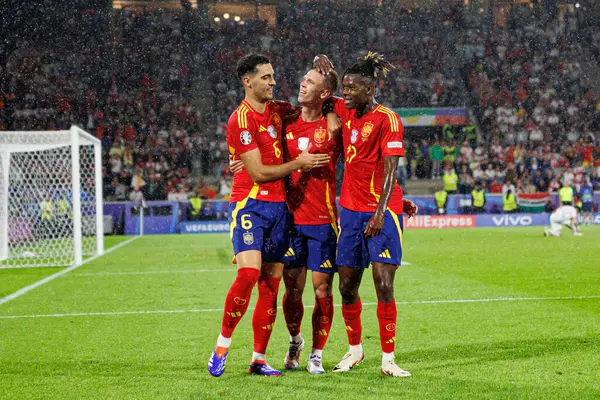 Mikel Merino, Dani Elmo, Nico Williams, İspanya ve Gürcistan milli takımları arasında oynanan 16 maçlık UEFA Euro 2024 raundunda Almanya 'nın Köln kenti RheinEnergieStadion, Köln' de attığı golü kutlarken görüldü (Maciej Rogowski))