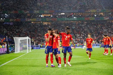  Dani Olmo, Nico Williams ve Mikel Merinoduring UEFA Euro 2024 'te attığı golün ardından İspanya ve Gürcistan milli takımları arasında Almanya' nın Köln kentinde oynanan RheinEnergieStadion, Köln 'de 16.)