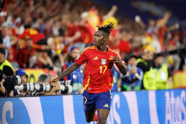 Nico Williams, İspanya ve Gürcistan milli takımları arasında Almanya 'nın RheinEnergieStadion kentinde oynanan 16 maçlık UEFA 2024 turunu kutlarken görüldü (Maciej Rogowski)
