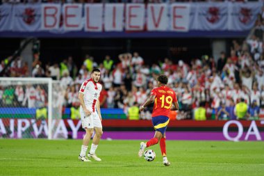 Luka Lochoshvili, Lamine Yamal, İspanya ve Gürcistan milli takımları arasında oynanan UEFA Euro 2024 turu sırasında RheinEnergieStadion, Köln, Almanya (Maciej Rogowski))