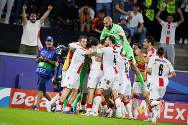 Gürcistan 'ın oyuncuları, Almanya' nın Köln kentinde oynanan RheinEnergieStadion 'da İspanya ve Gürcistan milli takımları arasında oynanan 16 maçlık UEFA Euro 2024 turunda attıkları golün ardından kutlama yaparken görüldü (Maciej Rogowski))