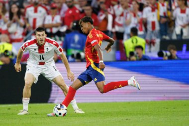 Luka Lochoshvili, Lamine Yamal, İspanya ve Gürcistan milli takımları arasında oynanan UEFA Euro 2024 turu sırasında RheinEnergieStadion, Köln, Almanya (Maciej Rogowski))