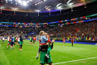 Joao Cancelo, Portekiz ve Slovenya milli takımları arasında Almanya 'nın Deutsche Bank Park kentinde oynanan UEFA Euro 2024 turu sırasında kızıyla birlikte görüldü (Maciej Rogowski)