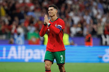 Cristiano Ronaldo, Almanya 'nın Deutsche Bank Park (Maciej Rogowski) kentinde Portekiz ve Slovenya milli takımları arasında oynanan 16 maçlık 16 turluk UEFA Euro 2024 karşılaşmasında ikinci penaltıdan sonra özür dilerken görüldü.)