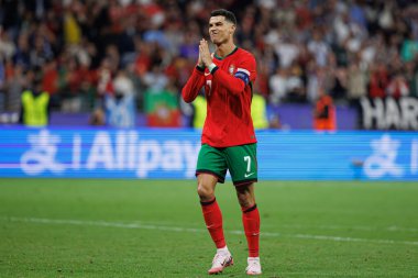 Cristiano Ronaldo, Almanya 'nın Deutsche Bank Park (Maciej Rogowski) kentinde Portekiz ve Slovenya milli takımları arasında oynanan 16 maçlık 16 turluk UEFA Euro 2024 karşılaşmasında ikinci penaltıdan sonra özür dilerken görüldü.)