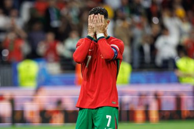 Cristiano Ronaldo, Almanya 'nın Deutsche Bank Park (Maciej Rogowski) kentinde Portekiz ve Slovenya milli takımları arasında oynanan 16 maçlık UEFA Euro 2024 turunda penaltıyı kaçırdıktan sonra izledi.)