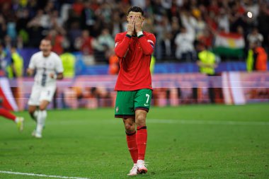 Cristiano Ronaldo, Almanya 'nın Deutsche Bank Park (Maciej Rogowski) kentinde Portekiz ve Slovenya milli takımları arasında oynanan 16 maçlık UEFA Euro 2024 turunda penaltıyı kaçırdıktan sonra izledi.)
