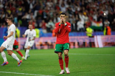 Cristiano Ronaldo, Almanya 'nın Deutsche Bank Park (Maciej Rogowski) kentinde Portekiz ve Slovenya milli takımları arasında oynanan 16 maçlık UEFA Euro 2024 turunda penaltıyı kaçırdıktan sonra izledi.)