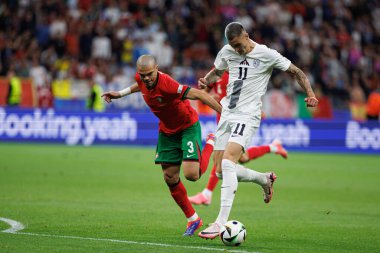 Pepe ve Benjamin Sesko, Portekiz ve Slovenya milli takımları arasında Almanya 'nın Deutsche Bank Park kentinde oynanan 16 maçın UEFA Euro 2024 raundunda görüldü (Maciej Rogowski)