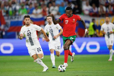 Adam Gnezda Cerin, Rafael Leao, Portekiz ve Slovenya milli takımları arasında Almanya 'nın Deutsche Bank Park kentinde oynanan 16 maçlık UEFA 2024 turu sırasında görüldü (Maciej Rogowski)