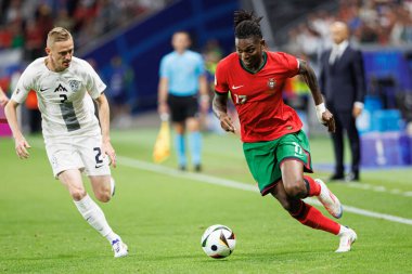 Zan Karnicnik, Rafael Leao, Portekiz ve Slovenya milli takımları arasında Almanya 'nın Deutsche Bank Park (Maciej Rogowski) kentinde oynanan 16 maçlık UEFA Euro 2024 turunda görüldü.)