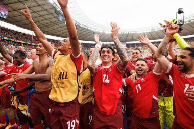  İsviçre takımı, İsviçre ve İtalya milli takımları arasında oynanan 16 maçlık UEFA Euro 2024 karşılaşmasında Olympiastadion, Berlin, Almanya 'da kutlama yaparken görüldü (Maciej Rogowski))