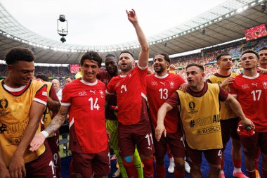 İsviçre takımı, İsviçre ve İtalya milli takımları arasında oynanan 16 maçlık UEFA Euro 2024 karşılaşmasında Olympiastadion, Berlin, Almanya 'da kutlama yaparken görüldü (Maciej Rogowski))