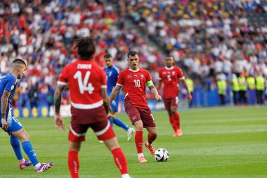 Granit Xhaka, İsviçre ve İtalya milli takımları arasında Almanya 'nın başkenti Berlin' de oynanan 16 maçlık UEFA Euro 2024 turunda görüldü (Maciej Rogowski))