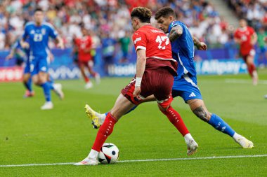 Ruben Vargas, Giovanni Di Lorenzo, İsviçre ve İtalya milli takımları arasında oynanan UEFA Euro 2024 turunda Olympiastadion, Berlin, Almanya 'da görüldü (Maciej Rogowski)
