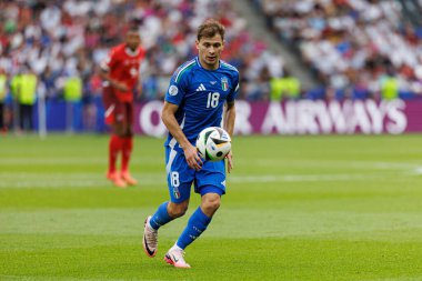 Nicolo Barella, İsviçre ve İtalya milli takımları arasında oynanan 16 maçlık UEFA Euro 2024 turu sırasında Olympiastadion, Berlin, Almanya 'da görüldü (Maciej Rogowski))