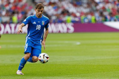 Nicolo Barella, İsviçre ve İtalya milli takımları arasında oynanan 16 maçlık UEFA Euro 2024 turu sırasında Olympiastadion, Berlin, Almanya 'da görüldü (Maciej Rogowski))