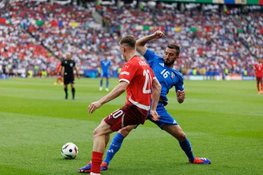 Michel Aebischer ve Bryan Cristante, İsviçre ve İtalya milli takımları arasında Almanya 'nın başkenti Berlin' de oynanan 16 maçlık UEFA Euro 2024 turunda izlediler (Maciej Rogowski).)