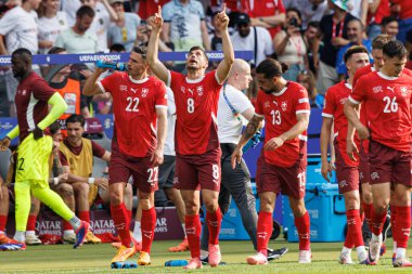 Remo Freuler, İsviçre ve İtalya milli takımları arasında Almanya 'nın başkenti Berlin' de oynanan 16 maçlık UEFA Euro 2024 raundunda atılan golü kutluyor.)