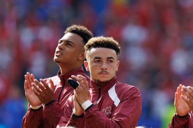 Dan Ndoye, Ruben Vargas, İsviçre ve İtalya milli takımları arasında oynanan UEFA Euro 2024 turu sırasında Olympiastadion, Berlin, Almanya (Maciej Rogowski))