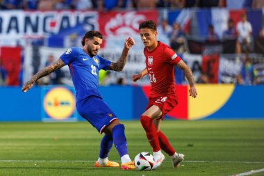 Theo Hernandez, Kacper Urbanski UEFA Euro 2024 maçında Fransa ve Polonya milli takımları arasında Almanya 'nın Dortmund kentindeki Signal Iduna Park' ta görüldü (Maciej Rogowski))