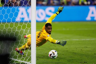 Mike Maignan, UEFA Euro 2024 maçında Portekiz ve Fransa milli takımları arasında Almanya 'nın Hamburg kentindeki Volksparkstadyumda görüldü (Maciej Rogowski))