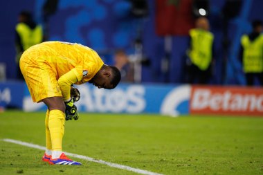 Mike Maignan, UEFA Euro 2024 maçında Portekiz ve Fransa milli takımları arasında Almanya 'nın Hamburg kentindeki Volksparkstadyumda görüldü (Maciej Rogowski))