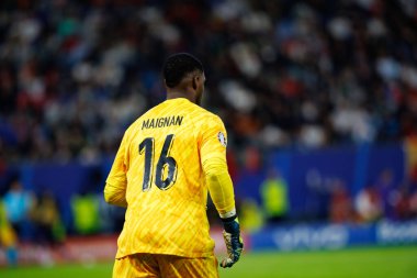 Mike Maignan, UEFA Euro 2024 maçında Portekiz ve Fransa milli takımları arasında Almanya 'nın Hamburg kentindeki Volksparkstadyumda görüldü (Maciej Rogowski))