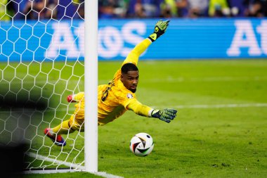 Mike Maignan, Portekiz ve Fransa milli takımları arasında oynanan UEFA Euro 2024 maçında Almanya 'nın Hamburg kentindeki Volksparkstadium' da topun direğe vurduğunu gördü (Maciej Rogowski))