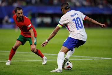 Bernardo Silva, Kylian Mbappe UEFA Euro 2024 maçında Portekiz ve Fransa milli takımları arasında Almanya 'nın Hamburg kentinde görüldü (Maciej Rogowski)